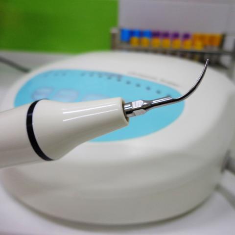 Ultrazvukový přístroj na čištění chrupu